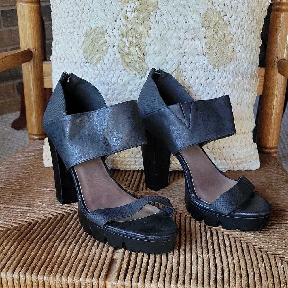 Nine West Heatinup, platform, lug heels, size 10M